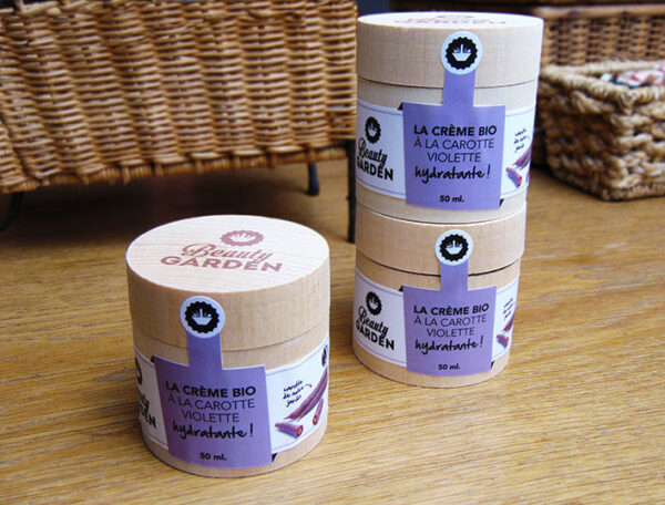 trois pots de crème hydratante bio pour le visage