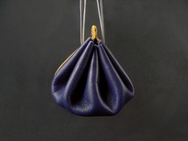 Bourse suspendue en cuir bleu et jaune