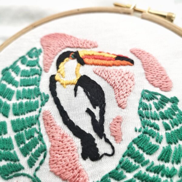 Le toucan, un modèle de dessin à broder moderne