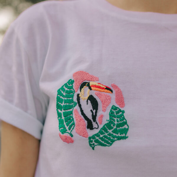 Toucan brodé sur un T-shirt