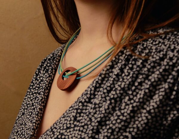 Collier en cuir et bois bleu turquoise