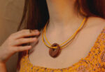 Collier en cuir et bois de prunier