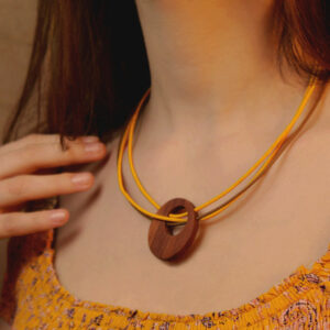 Collier en cuir et bois de prunier