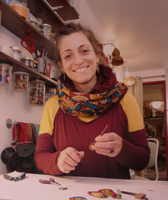 Portrait d'une créatrice de bijoux artisanaux