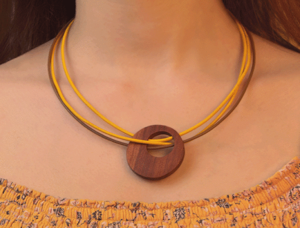 Collier en cuir jaune et bois massif