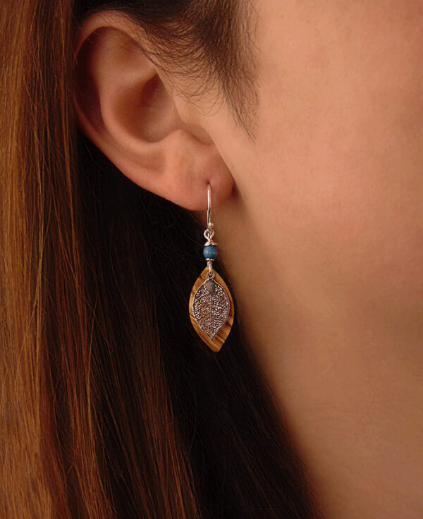 Boucle d'oreille mini feuille avec perle bleue