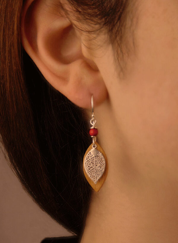 Petites boucles d'oreille avec perle rouge